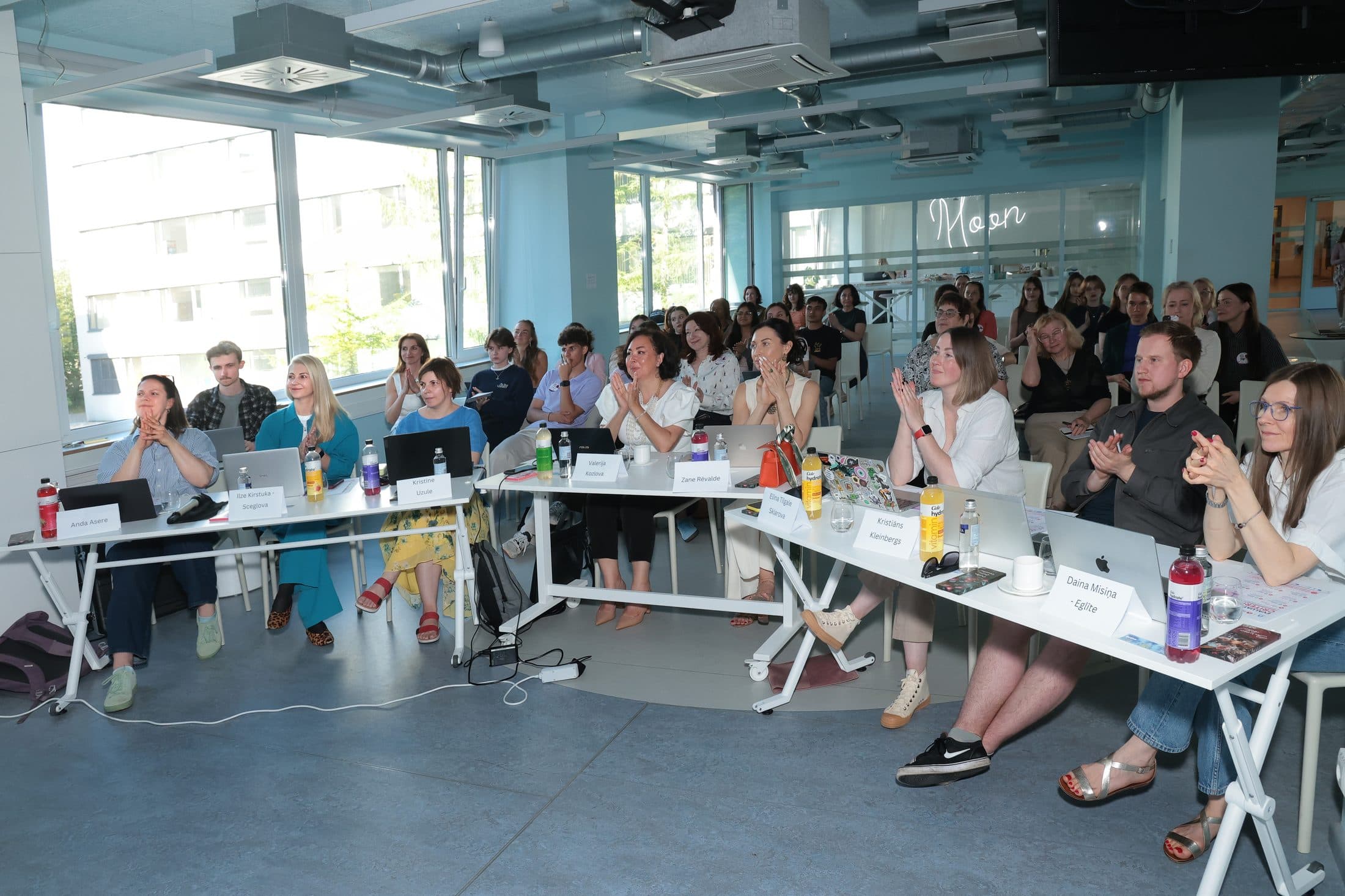 The jury applauding a pitch